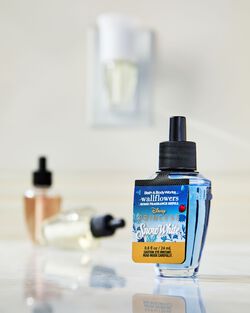 Tinh Dầu X&ocirc;ng Ph&ograve;ng Snow White Wallflowers Fragrance Refill image number null