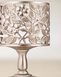 Đế Nến 3 Bấc Dogwood Pedestal 3-Wick Candle Holder image number null
