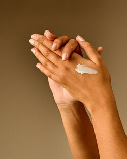 Kem Dưỡng Da Tay Paraffin Hand Cream image number null