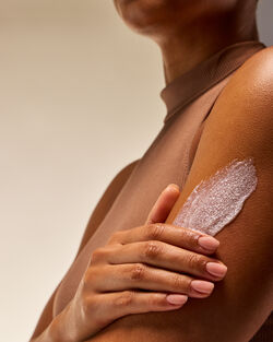 Tẩy Tế B&agrave;o Chết Dưỡng S&aacute;ng Da In The Stars Exfoliating Glow Body Scrub image number null